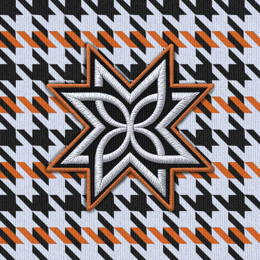 Logo Muriwai con patrón naranja, blanco y negro