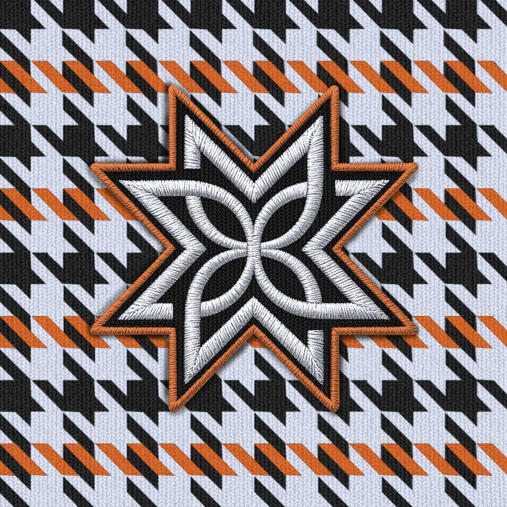 Logo Muriwai con patrón naranja, blanco y negro